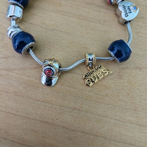Chicago Cubs Fan Bracelet - Picture 2 of 4